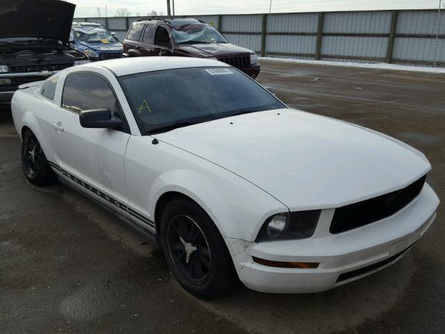 1ZVFT80N375270569 - 2007 FORD MUSTANG WHITE photo 1