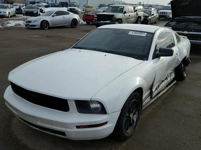 1ZVFT80N375270569 - 2007 FORD MUSTANG WHITE photo 2