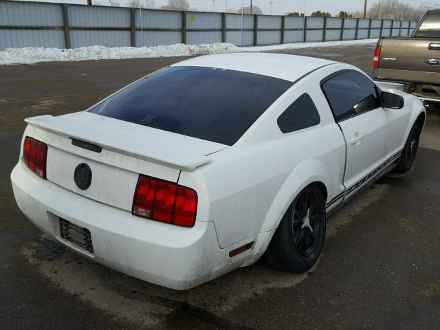 1ZVFT80N375270569 - 2007 FORD MUSTANG WHITE photo 4