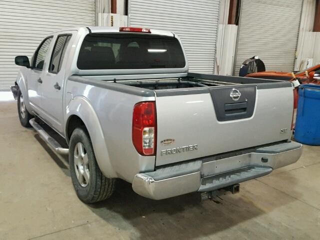 1N6AD07U47C453111 - 2007 NISSAN FRONTIER C SILVER photo 3