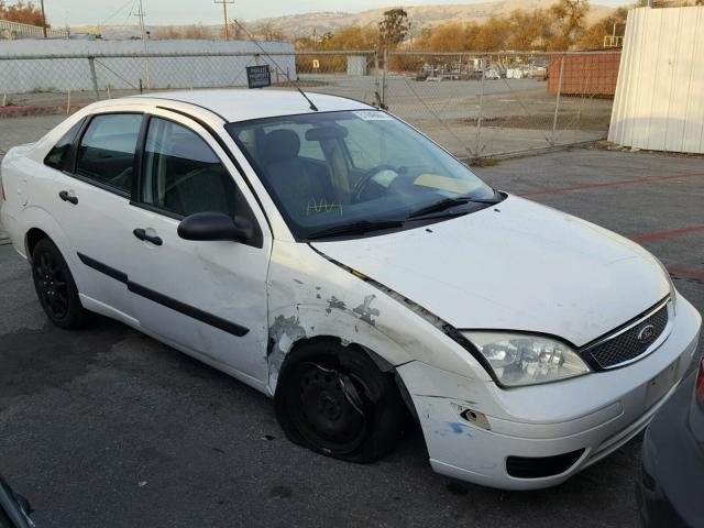 1FAFP34N15W109607 - 2005 FORD FOCUS ZX4 WHITE photo 1