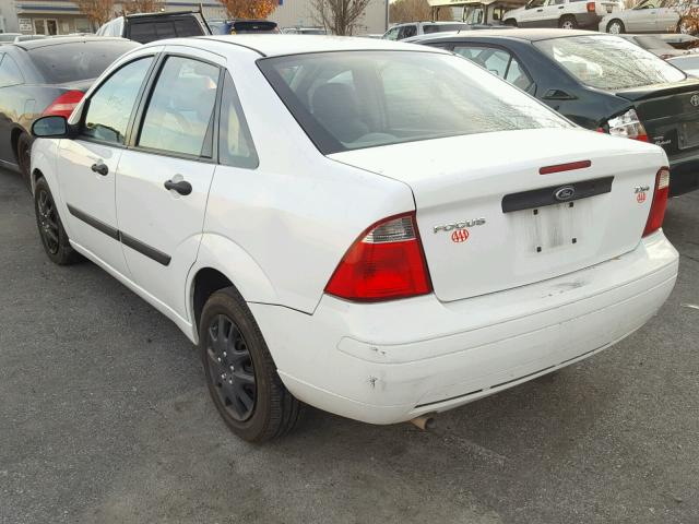 1FAFP34N15W109607 - 2005 FORD FOCUS ZX4 WHITE photo 3