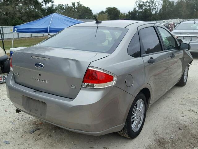 1FAHP35N68W124101 - 2008 FORD FOCUS SE GRAY photo 4