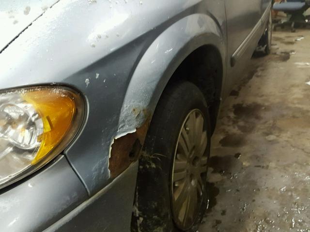 2C4GP54L45R393820 - 2005 CHRYSLER TOWN & COU BLUE photo 9