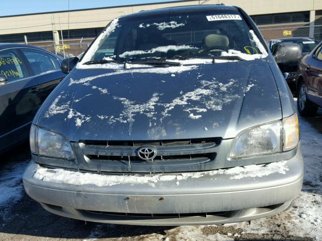 4T3ZF13C4YU301332 - 2000 TOYOTA SIENNA LE GRAY photo 9