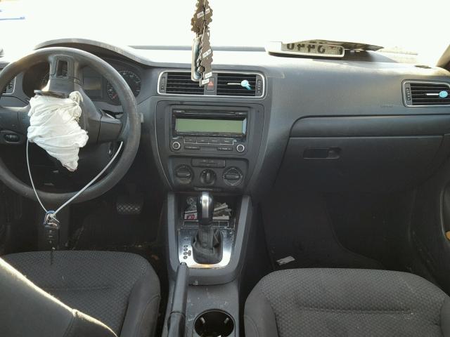 3VW2K7AJ1BM392907 - 2011 VOLKSWAGEN JETTA BASE RED photo 9