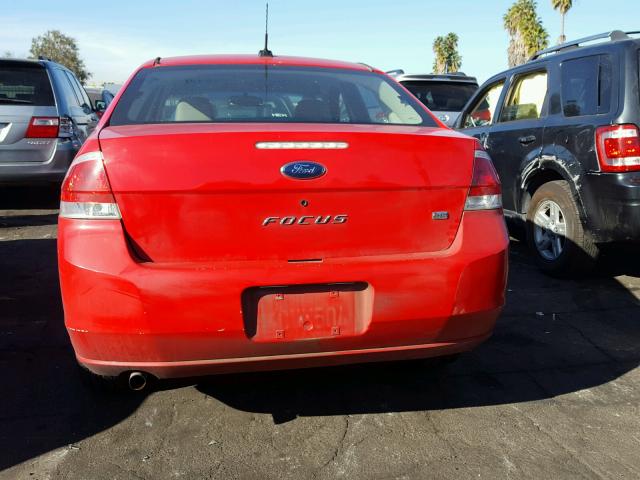 1FAHP35N78W145765 - 2008 FORD FOCUS SE RED photo 9