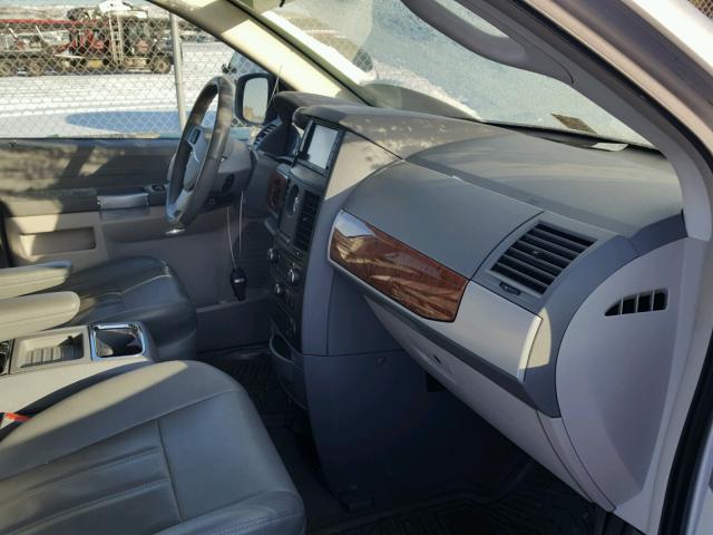 2A8HR54PX8R684966 - 2008 CHRYSLER TOWN & COU SILVER photo 5