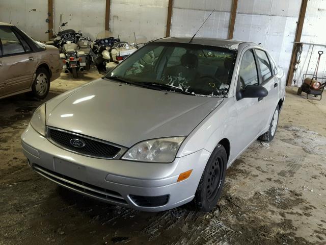 1FAFP34N05W138385 - 2005 FORD FOCUS ZX4 SILVER photo 2