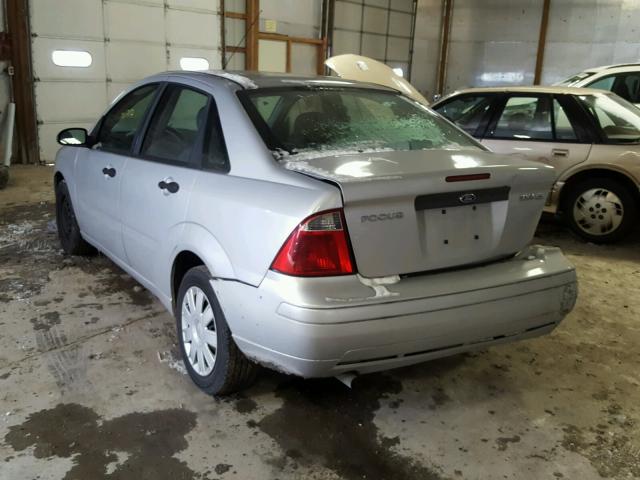 1FAFP34N05W138385 - 2005 FORD FOCUS ZX4 SILVER photo 3