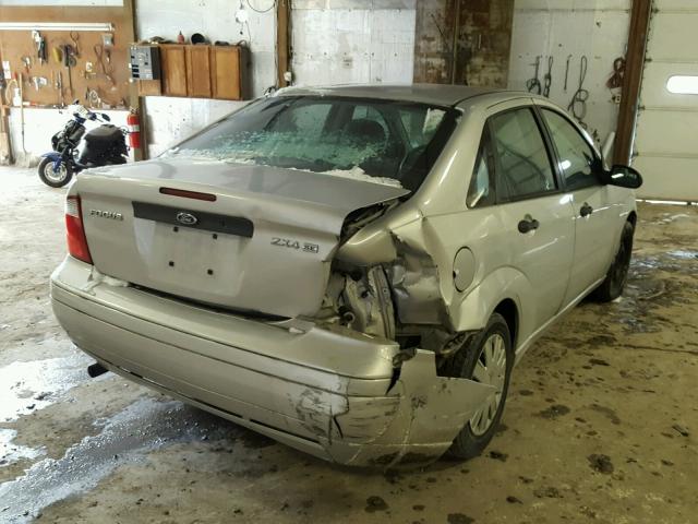 1FAFP34N05W138385 - 2005 FORD FOCUS ZX4 SILVER photo 4