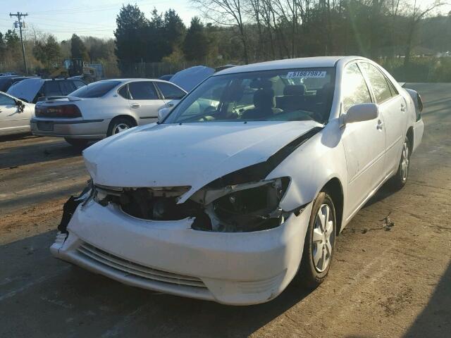 4T1BE32K05U404115 - 2005 TOYOTA CAMRY LE WHITE photo 2