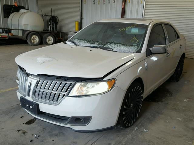 3LNHL2GC3AR627892 - 2010 LINCOLN MKZ WHITE photo 2