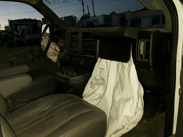 1GCWGAFF8G1135237 - 2016 CHEVROLET EXPRESS G2 WHITE photo 5