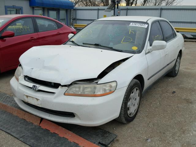 1HGCG5646YA079651 - 2000 HONDA ACCORD LX WHITE photo 2