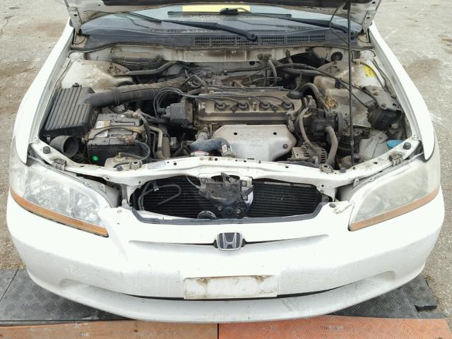 1HGCG5646YA079651 - 2000 HONDA ACCORD LX WHITE photo 9