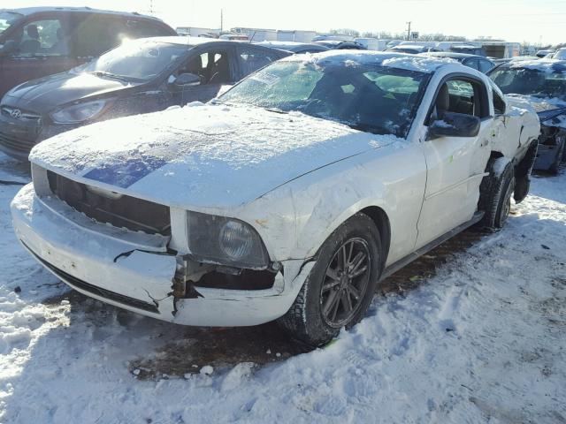 1ZVFT80N165104596 - 2006 FORD MUSTANG WHITE photo 2