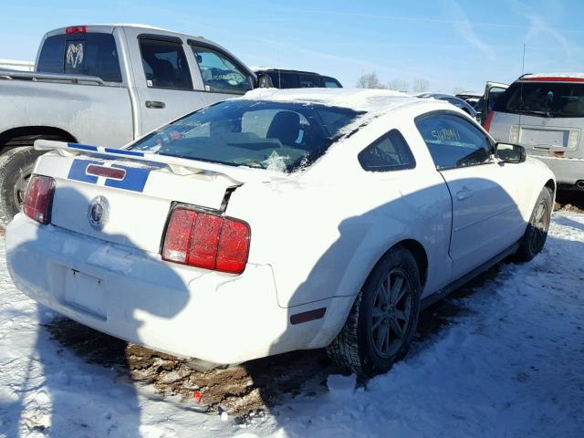 1ZVFT80N165104596 - 2006 FORD MUSTANG WHITE photo 4