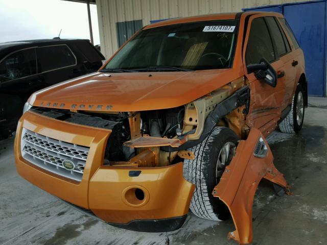 SALFS24NX8H025113 - 2008 LAND ROVER LR2 SE TEC ORANGE photo 2