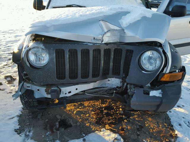 1J4GL38K25W632980 - 2005 JEEP LIBERTY RE GRAY photo 7