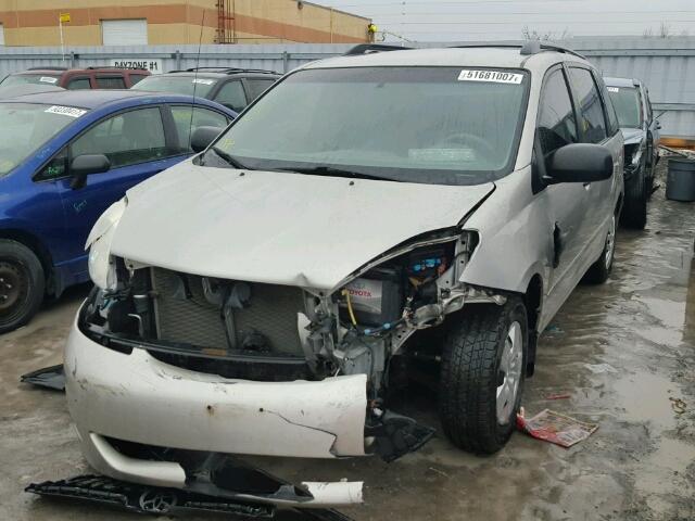 5TDZK29C37S057374 - 2007 TOYOTA SIENNA CE GRAY photo 2