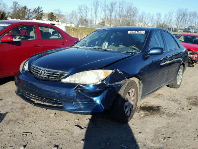 4T1BE30K45U103785 - 2005 TOYOTA CAMRY LE BLUE photo 2