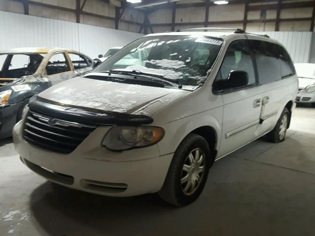 2C4GP54L75R269301 - 2005 CHRYSLER TOWN & COU WHITE photo 2