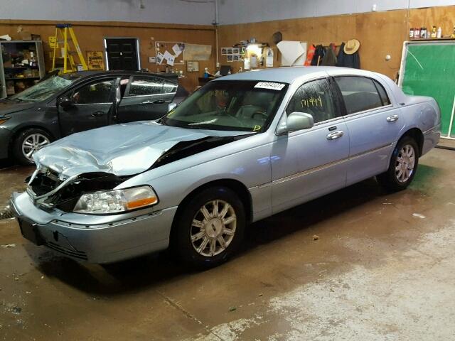 2LNHM82V49X635697 - 2009 LINCOLN TOWN CAR S BLUE photo 2