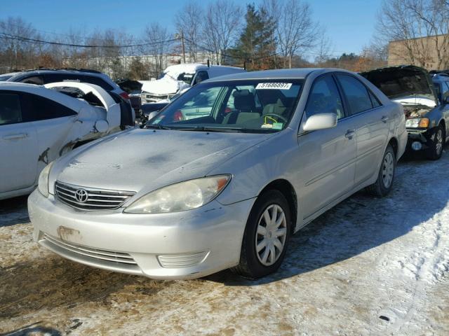 4T1BE32K25U048220 - 2005 TOYOTA CAMRY LE SILVER photo 2