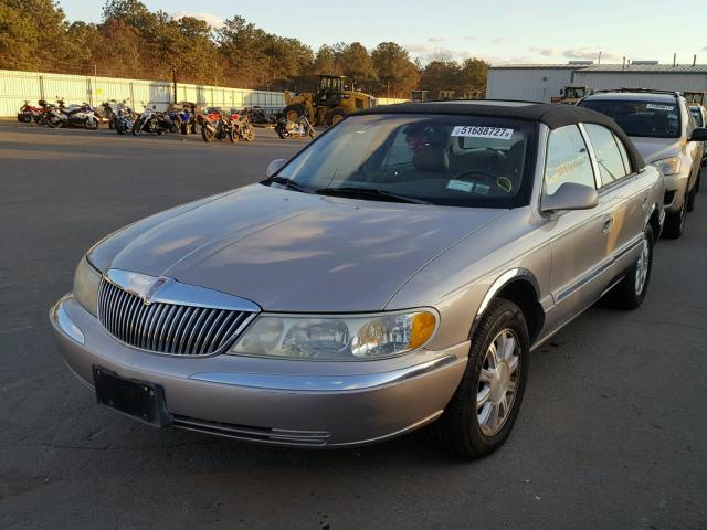 1LNHM97V92Y698959 - 2002 LINCOLN CONTINENTA GOLD photo 2