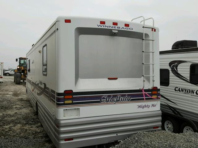 1GBLP37J1W3301882 - 1998 WINNEBAGO CHIEFTAIN WHITE photo 3