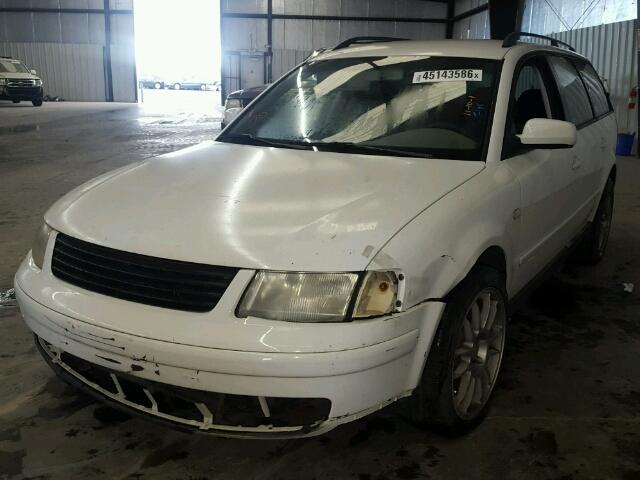 WVWRH23B5YE248901 - 2000 VOLKSWAGEN PASSAT GLS WHITE photo 2