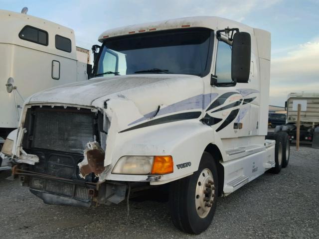 4V4ND1GH2YN242013 - 2000 VOLVO VN WHITE photo 2