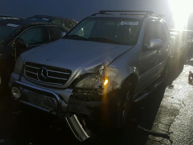 4JGAB72EXYA174143 - 2000 MERCEDES-BENZ ML 430 SILVER photo 2