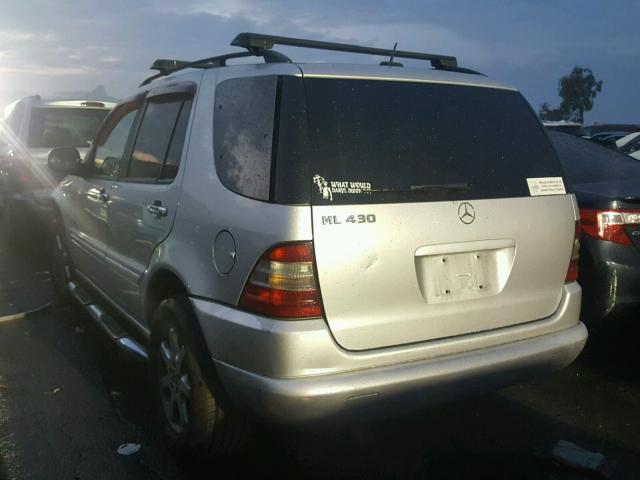 4JGAB72EXYA174143 - 2000 MERCEDES-BENZ ML 430 SILVER photo 3