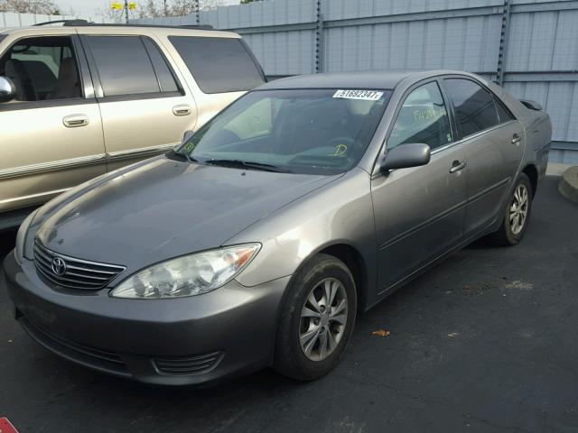 4T1BF30K85U617460 - 2005 TOYOTA CAMRY LE GRAY photo 2