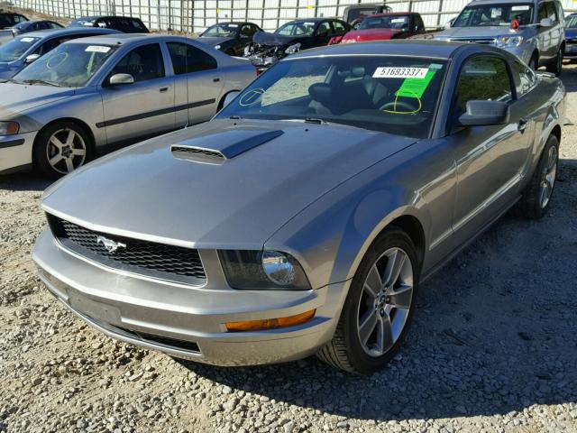 1ZVHT80N585141601 - 2008 FORD MUSTANG GRAY photo 2