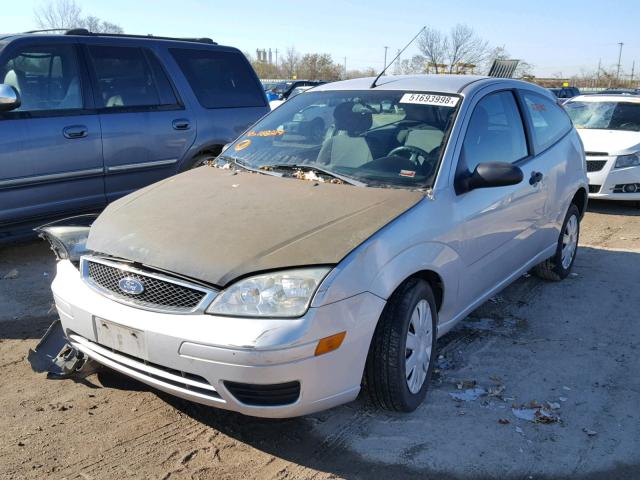 1FAFP31N46W168219 - 2006 FORD FOCUS ZX3 SILVER photo 2