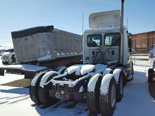 1FUJGECK09LAG3967 - 2009 FREIGHTLINER CASCADIA 1 WHITE photo 4