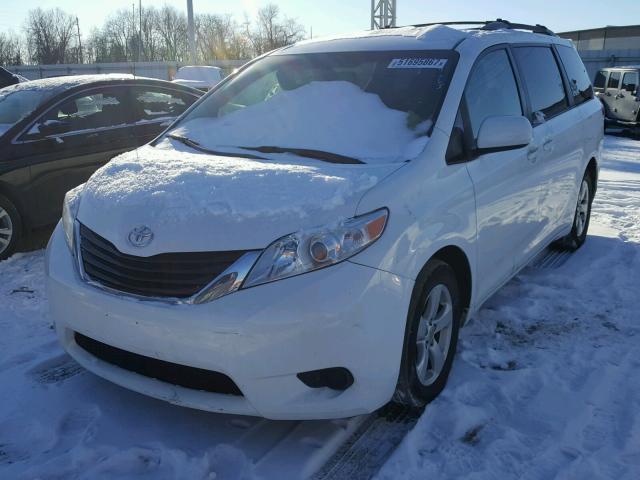 5TDKK3DC5CS274093 - 2012 TOYOTA SIENNA LE WHITE photo 2