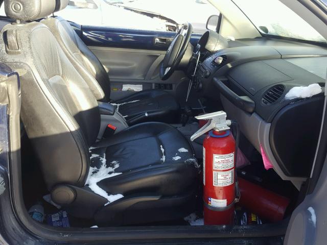 3VWCD31Y25M306772 - 2005 VOLKSWAGEN NEW BEETLE BLUE photo 5