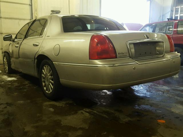 1LNHM83W94Y659882 - 2004 LINCOLN TOWN CAR U SILVER photo 3