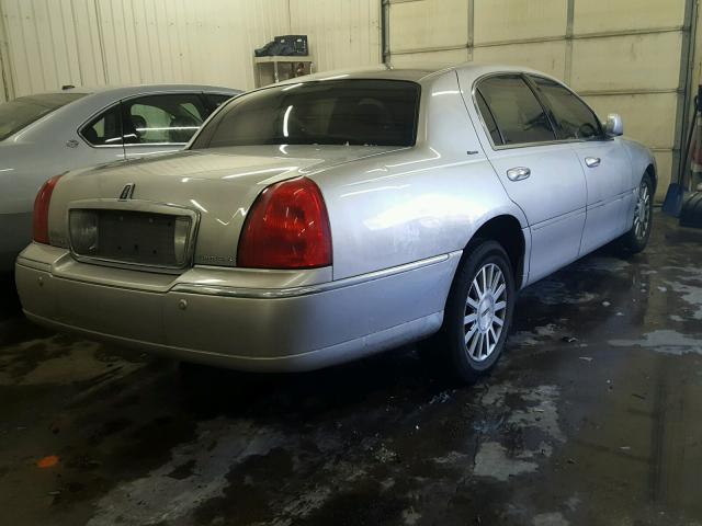 1LNHM83W94Y659882 - 2004 LINCOLN TOWN CAR U SILVER photo 4