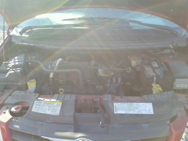 1C4GP45R05B145155 - 2005 CHRYSLER TOWN & COU RED photo 7