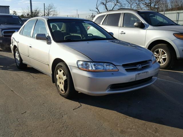 1HGCG5640WA054421 - 1998 HONDA ACCORD LX SILVER photo 1