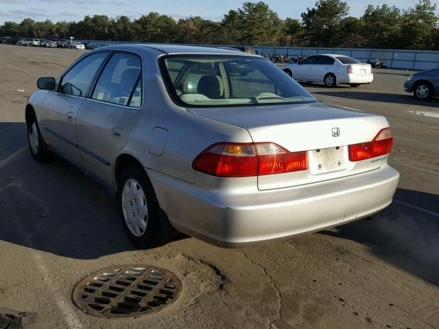 1HGCG5640WA054421 - 1998 HONDA ACCORD LX SILVER photo 3