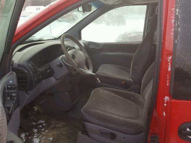 2B4GP25G5YR866819 - 2000 DODGE CARAVAN RED photo 5