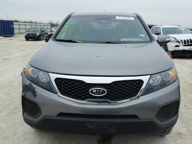 5XYKT4A14DG329539 - 2013 KIA SORENTO LX CHARCOAL photo 9