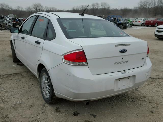 1FAHP35N28W120661 - 2008 FORD FOCUS SE WHITE photo 3