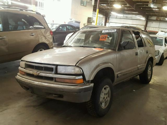 1GNDT13W5Y2325622 - 2000 CHEVROLET BLAZER TAN photo 2